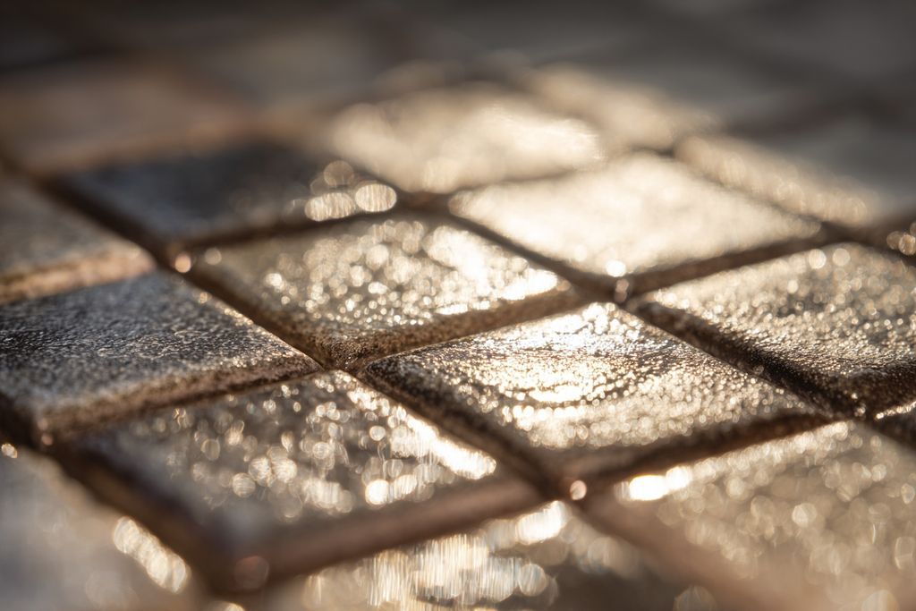 Gros plan sur la surface lisse et lustrée d'un tapis en silicone huilé avec des carreaux salés.