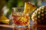 Cocktail Amaretto et Cointreau avec tranche d'ananas