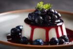 Dessert magnifiquement décoré avec un coulis de cassis étincelant.